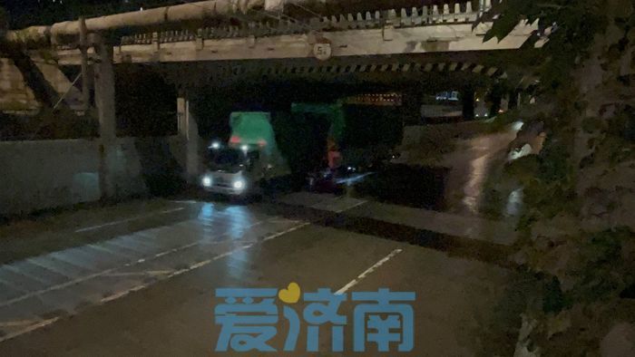 记者夜探城区排雨情况：部分路段有少量积水，通行平稳