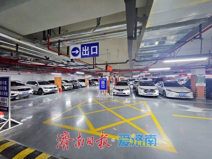 春节假期泉城广场地下停车场便民停车 游客出行更便捷