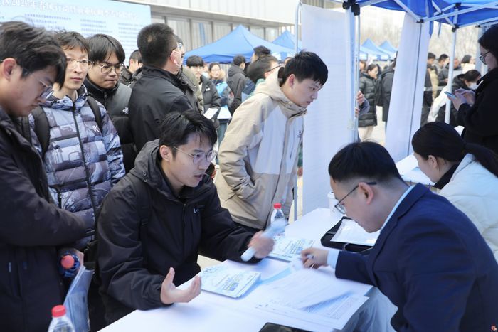 线上线下同步“送岗”  槐荫区2026年春风行动暨就业援助季专场招聘会开启