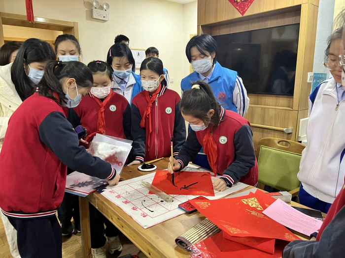 大手拉小手，高中生小学生一同助老学雷锋