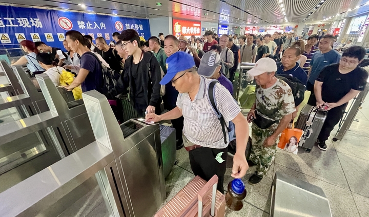 2025年铁路暑运雨中启动 济南站客流平稳 旅客有序踏上旅程