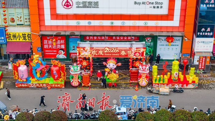 济南街头年味未散 中恒商城西侧花灯依旧亮眼