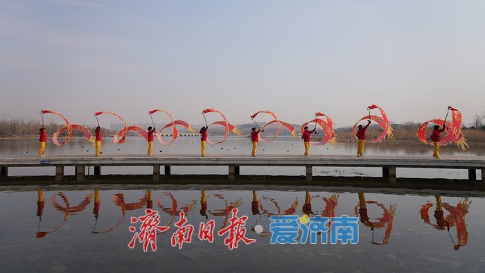 华山历史文化湿地公园 “健身龙”舞动春天活力