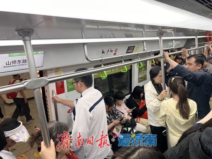 返程高峰：4号线东向车厢满员 行囊载归途