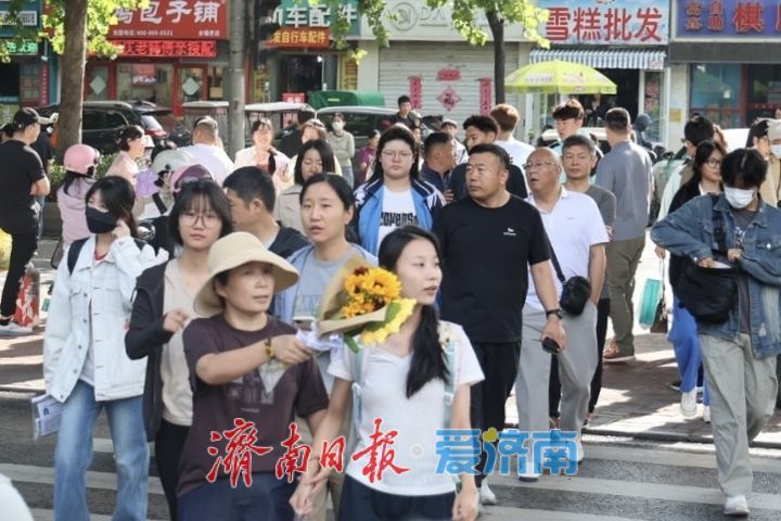 高考首日温情启幕 济南一中考点多方护航助力学子逐梦