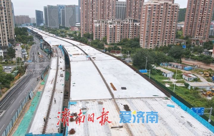 济南凤凰黄河大桥南延工程经十路以南段首条下桥匝道浇筑成型
