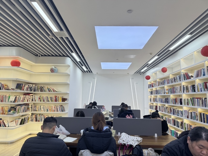各大考试临近，图书馆“座无虚席”，付费自习室成热门选项，考生直言“花钱买效率”