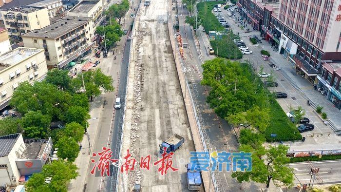 济南纬二路跨铁路天桥改造工程稳步推进 施工现场繁忙有序