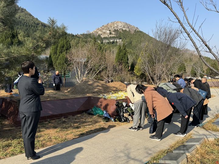 繁花为伴 魂归自然 济南市玉函山安息园举行集体花坛葬