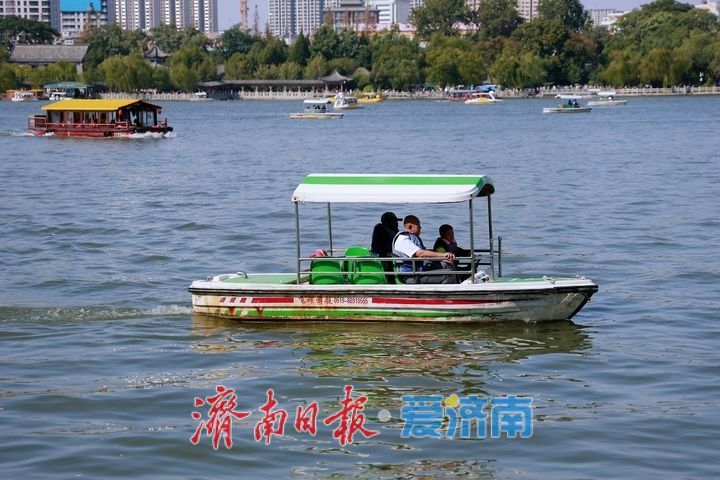 一湖秋水映晴空 大明湖畔游人如潮