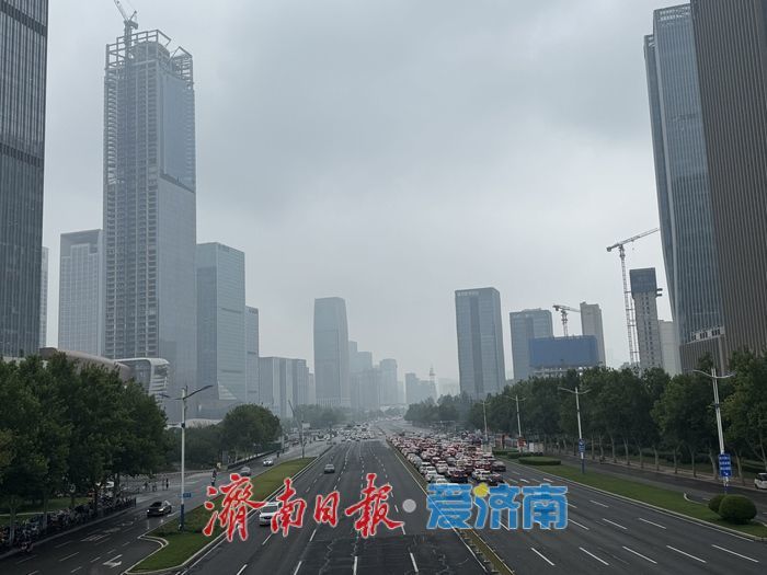 雨后雾笼泉城 济南中央商务区现朦胧之美