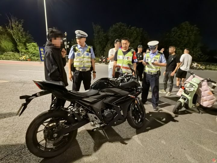 护航中高考 济南交警与您同行