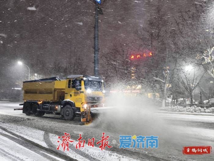首场降雪如约而至 钢城区多方联动保路畅通