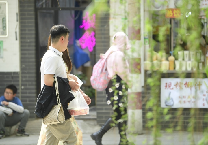 泉城提前感受“初夏” 市民游客夏装出行