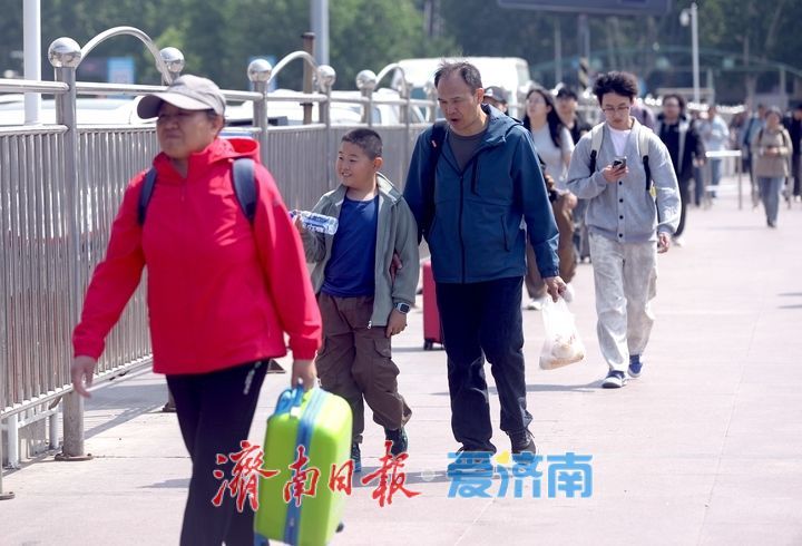 “五一”假期即将开启 济南火车站客流涌动