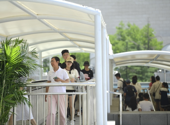 济南：省博风雨棚“上岗” 遮阳挡雨暖民心