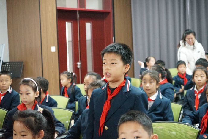 红色精神照亮成长路丨济南市历下区玖玺小学少先队员对话空军英雄，共筑强国梦想！