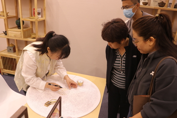 第八届非博会丨记者带您逛非遗：探寻传统文化的现代魅力