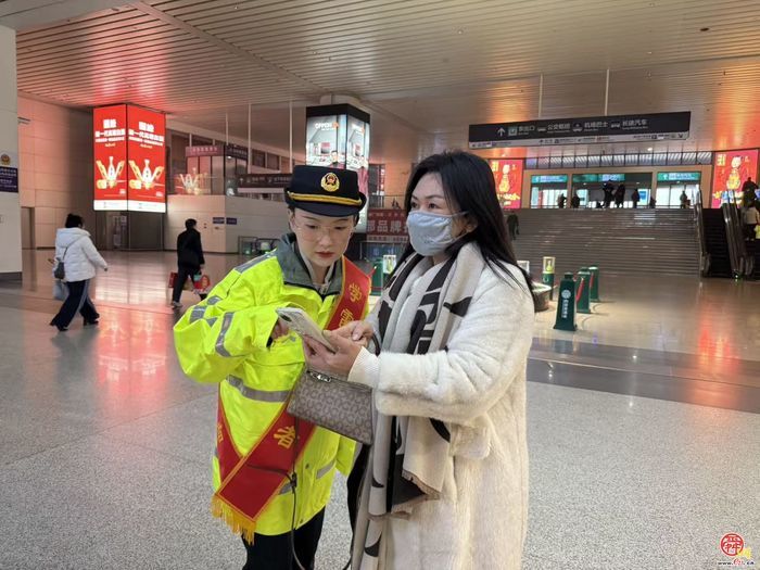 学雷锋践初心 暖心接站迎学子——济南站、济南西站同步开展开学季志愿服务暨三月常态化学雷锋行动