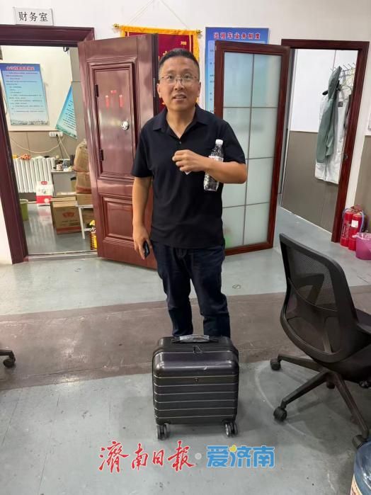 诚信送还行李箱 泉城司机好样的