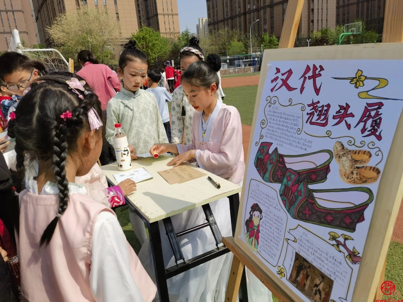 悠悠霓裳 华夏风雅——济南高新区东城逸家小学举办首届“传承华夏 弘扬文明”中国华服日活动