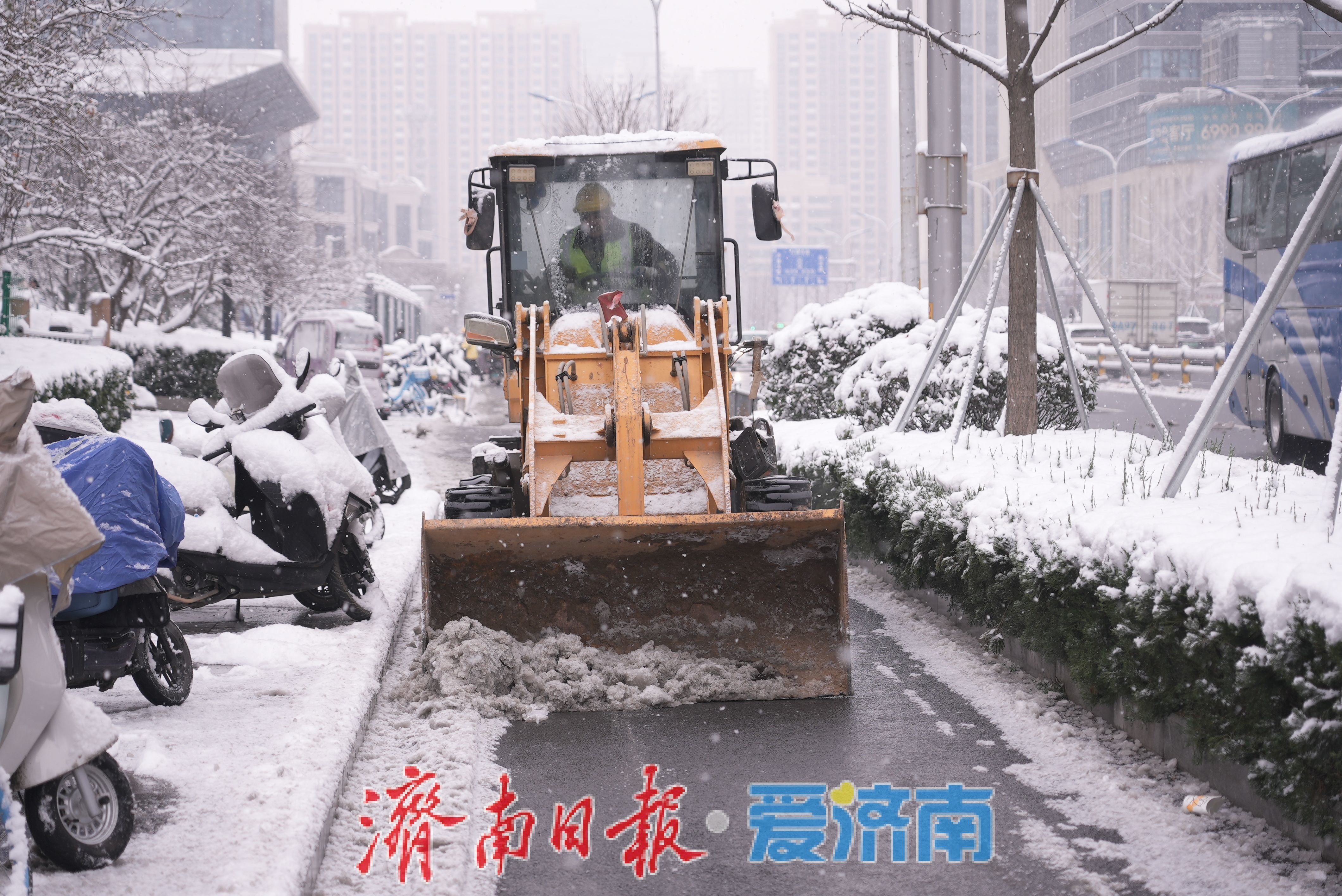 雪落泉城 除雪保畅