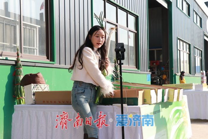 泥土里长出“流量之花” 章丘小桑村新农人的逆袭之路