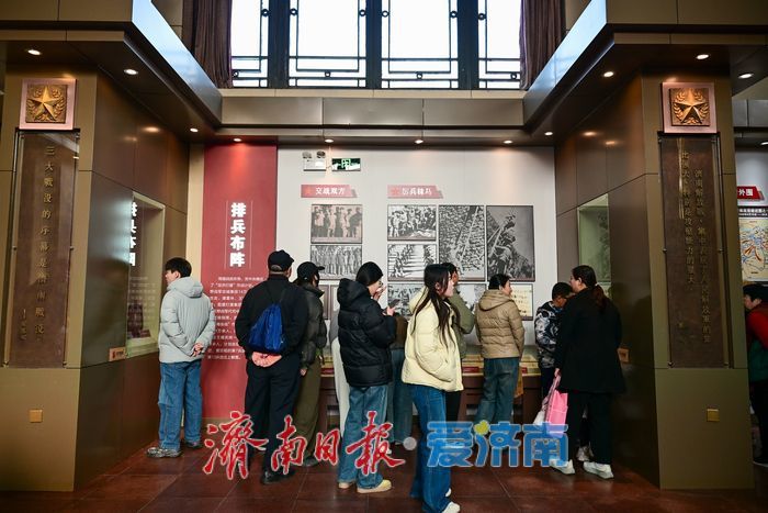 周日泉城红色游升温 济南解放阁迎来参观热潮