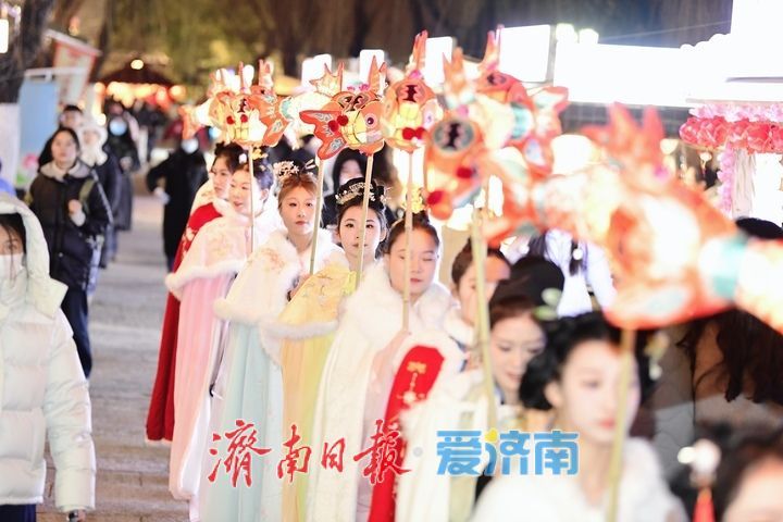 鱼灯巡游映曲水，清照舞韵醉泉城