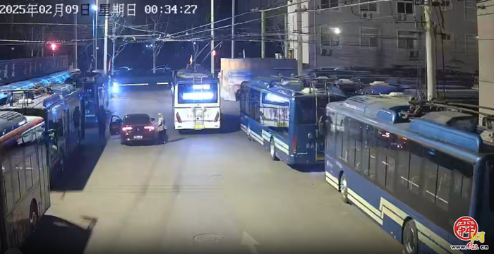 老人回家错过了乘车时间 热心的公交司机护送老人回家