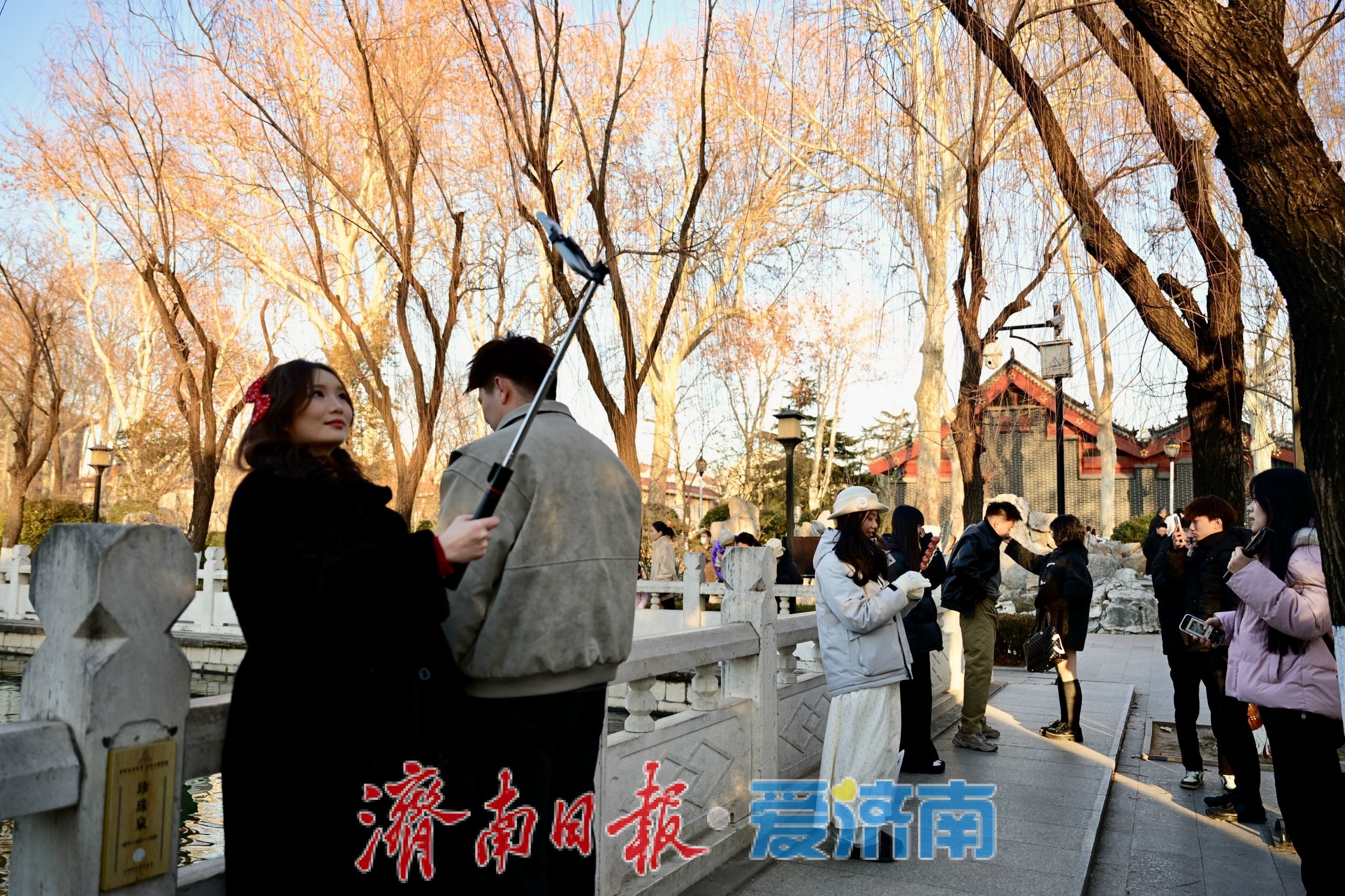 珍珠泉畔人气旺 游客打卡定格泉城冬日灵动之美