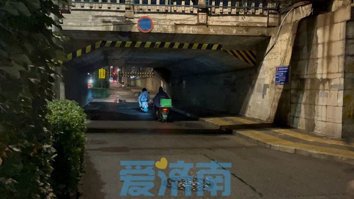 记者夜探城区排雨情况：部分路段有少量积水，通行平稳