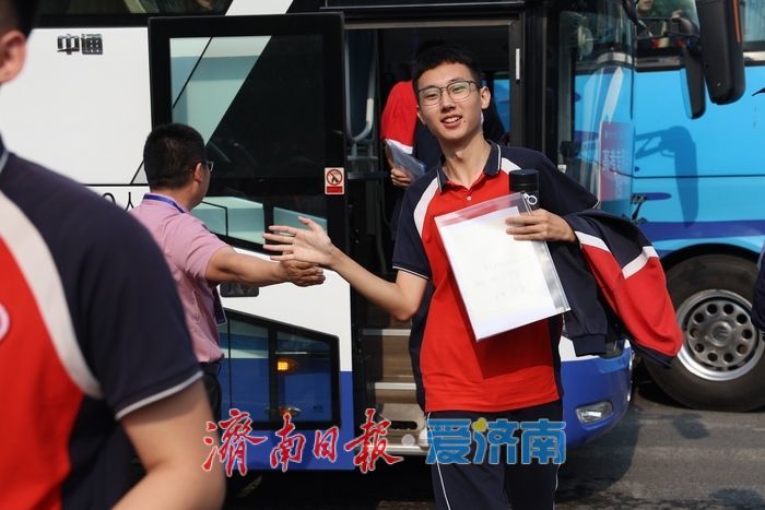 高考首日，济南考生信心满满走进考点