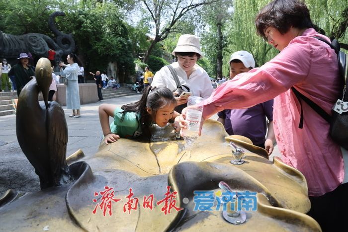 五一假日氛围浓 护城河畔泉韵十足