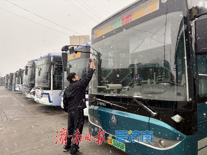 今冬初雪如约而至 济南公交全力护航市民出行路