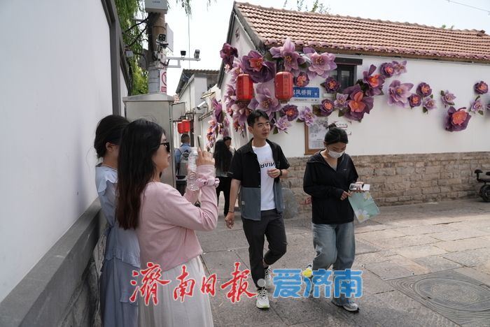 泉韵老街醉游人