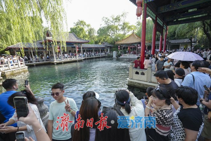 一年四季 泉在济南丨趵突泉“水涌若轮”引客来