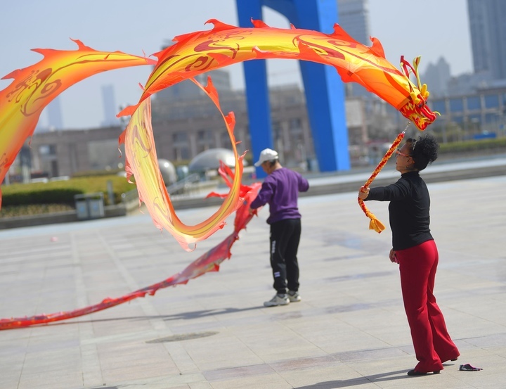 气温攀高 “泉城大客厅”满园春色关不住