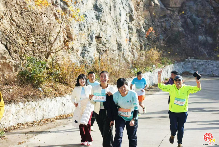 赴红叶之约 享运动之乐 品非遗之美 济南“一城山色·登山打卡”暨垛庄百峪大顶登山嘉年华成功举办