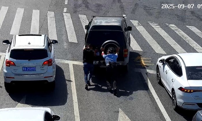 越野车路口“趴窝” 警民联手推车暖人心
