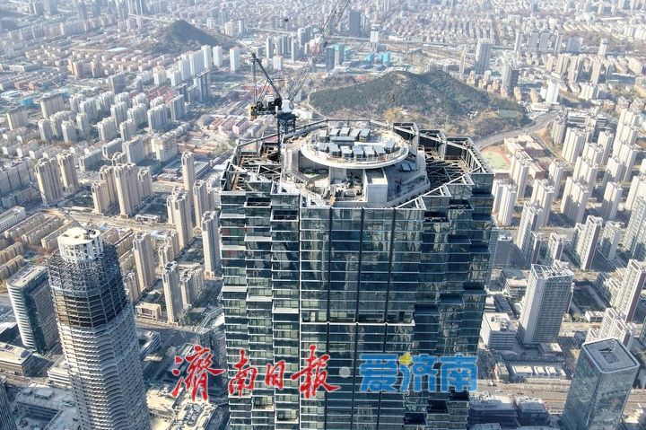 项目强省会｜济南“第一高”塔冠二层单元体幕墙安装近半