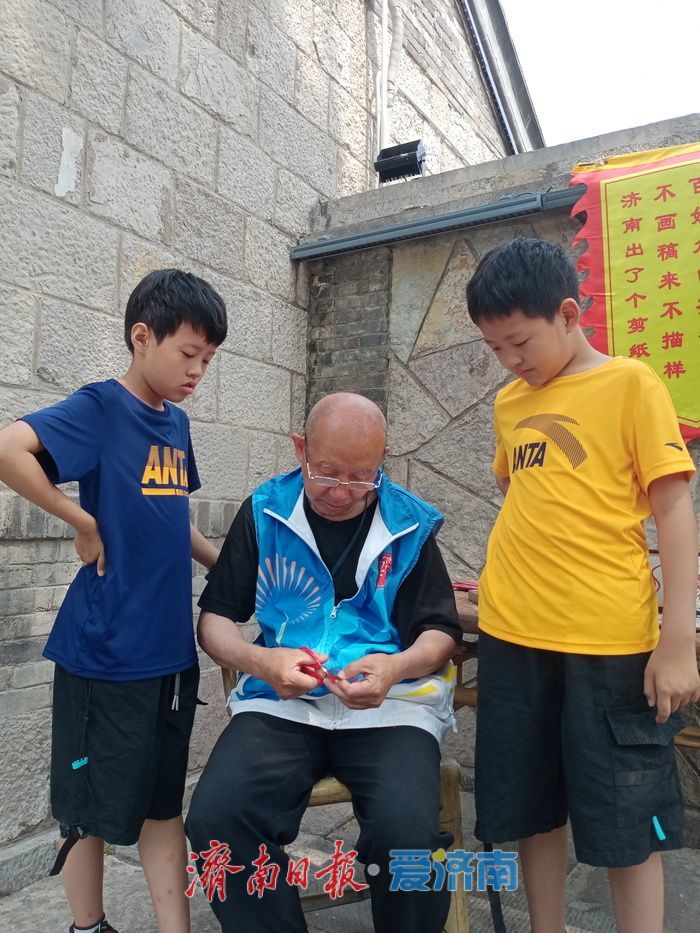 一年四季 泉在济南丨“一刀剪”里藏童趣！济南剪纸艺人即兴创作展现非遗魅力