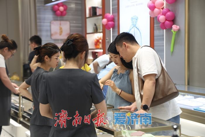 “520”爱意满街巷 浪漫消费热泉城