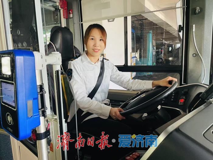 方向盘上的坚守 00后公交夫妻档的别样“蜜月”