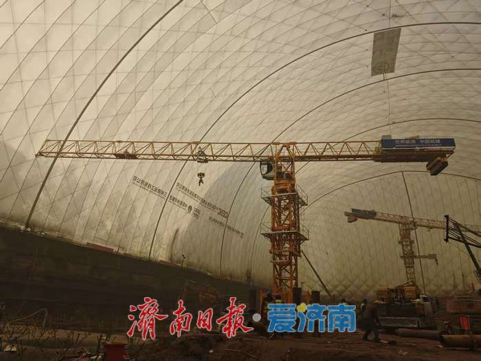 洪家楼“大白膜”内立起了两座塔吊