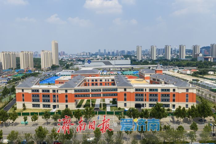 工业南路北小学项目挂牌命名“济南高新区贤达学校”，项目进入收尾阶段