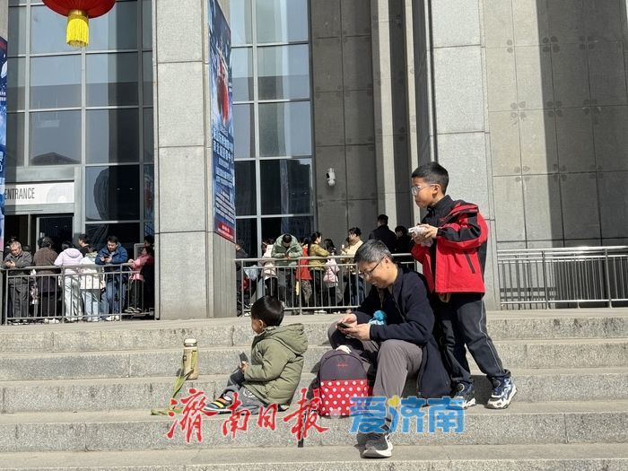 泉在济南过大年丨假期尾声“文化热”不减 山东博物馆门前排长队