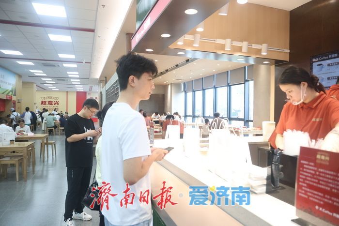 咖啡香飘进泉城餐饮老字号！超意兴“咖啡角”试营业 日均销量破百杯