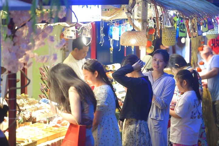 泉城夜浪漫 消夏烟火浓