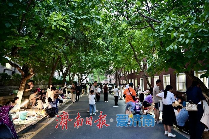 一年四季 泉在济南丨校内外共“淘” 山师千佛山校区跳蚤市场热闹非凡